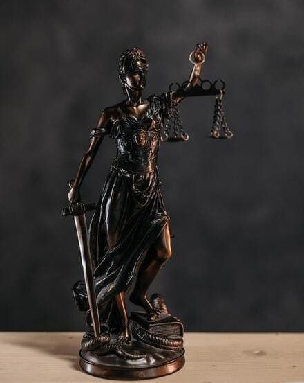 figura diosa de la justicia 